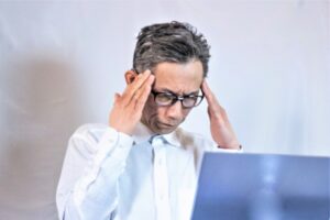 眼鏡：こめかみ圧迫を避けるための実践ガイド！眼鏡の正しい選び方！